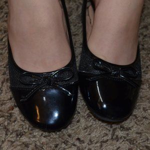 AMERICAN EAGLE TM Black Patent Leather Bows Skid Resistant Shoes Girls 1.5